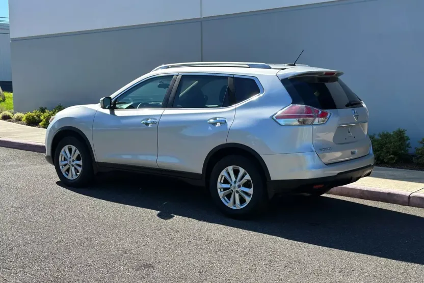 2016 Nissan Rogue SV photo 1
