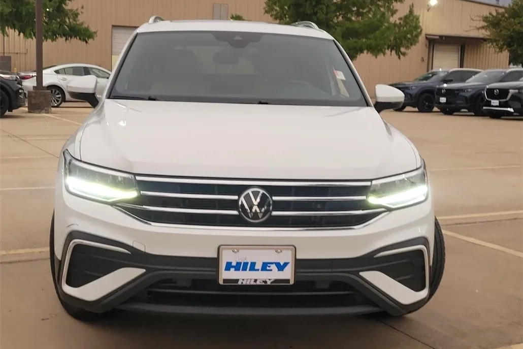 2023 Volkswagen Tiguan SE photo 1