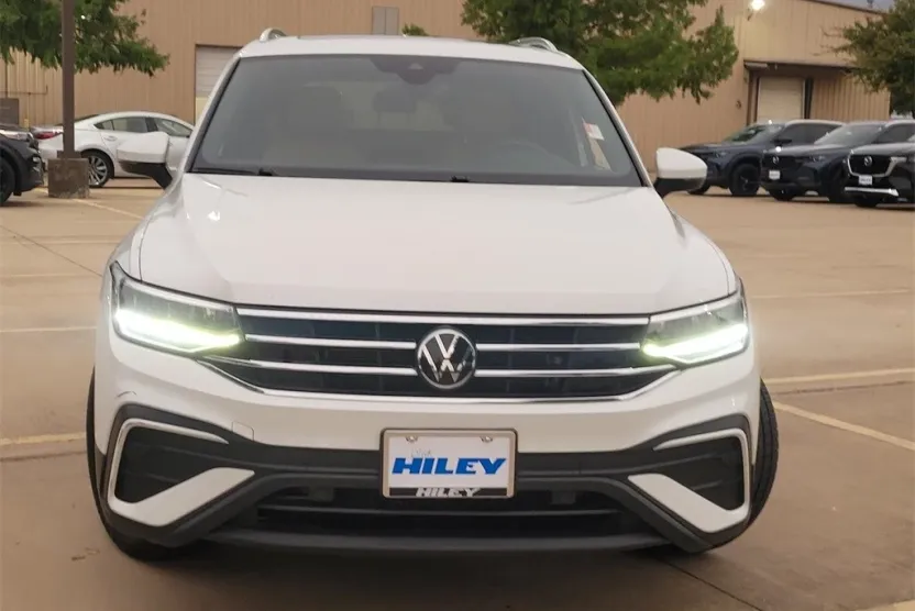 2023 Volkswagen Tiguan SE photo 1