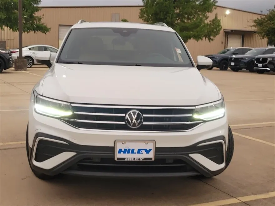 2023 Volkswagen Tiguan SE photo 1