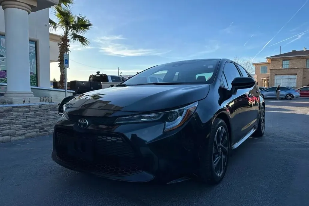 2020 Toyota Corolla LE photo 1