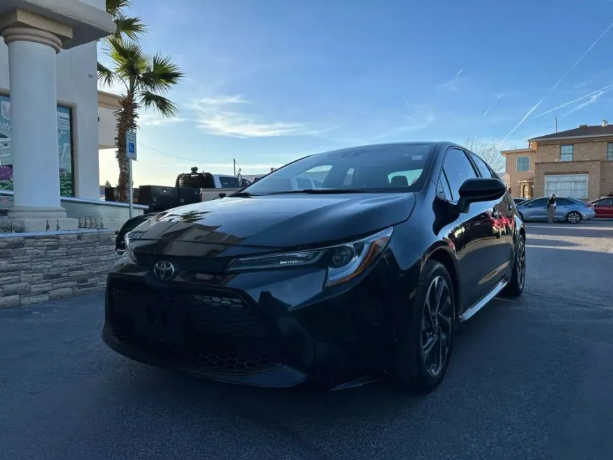 2020 Toyota Corolla LE photo 1