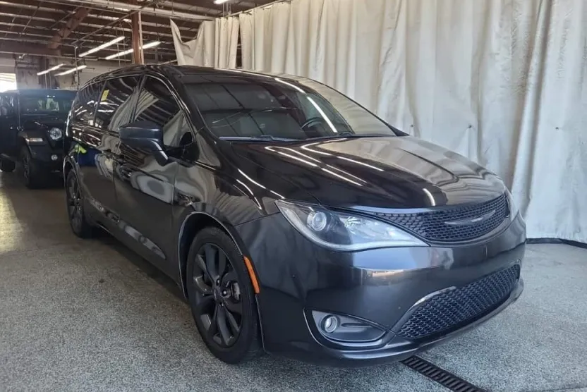 2018 Chrysler Pacifica Touring Plus photo 1