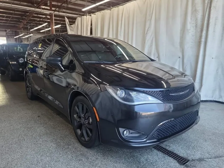 2018 Chrysler Pacifica Touring Plus photo 1