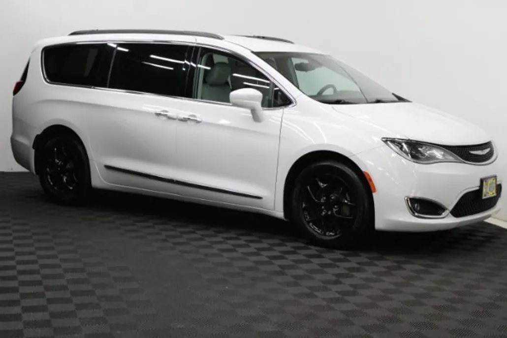 2017 Chrysler Pacifica Touring L photo 1