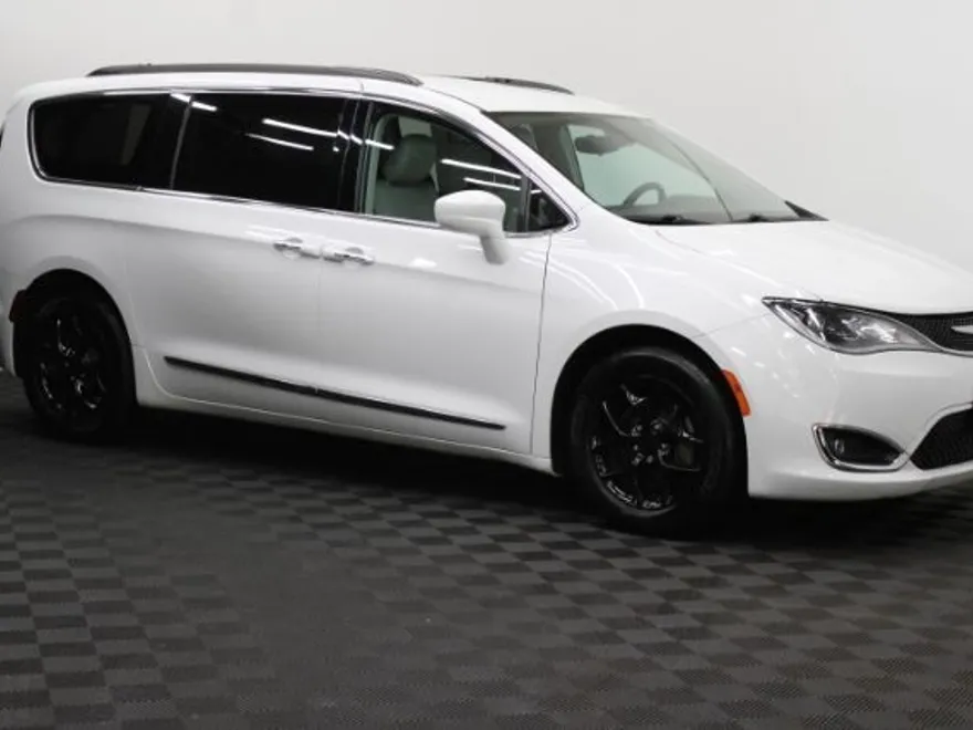 2017 Chrysler Pacifica Touring L photo 1
