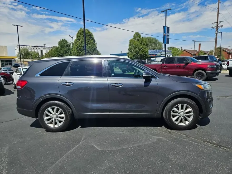 2017 Kia Sorento LX photo 1