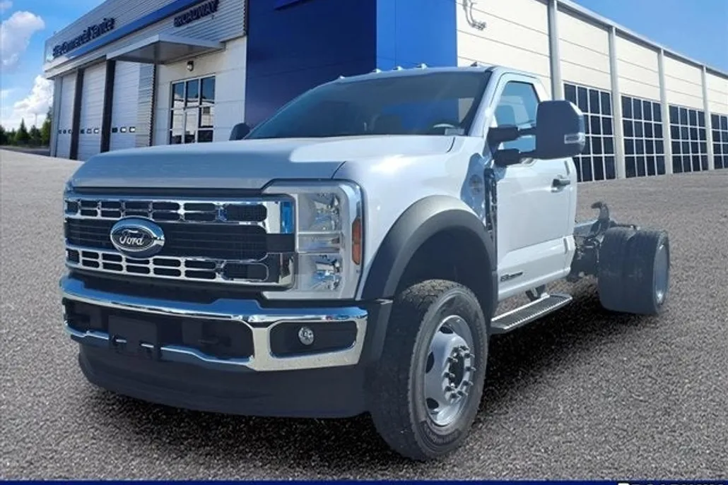 2025 Ford F-600 photo 1