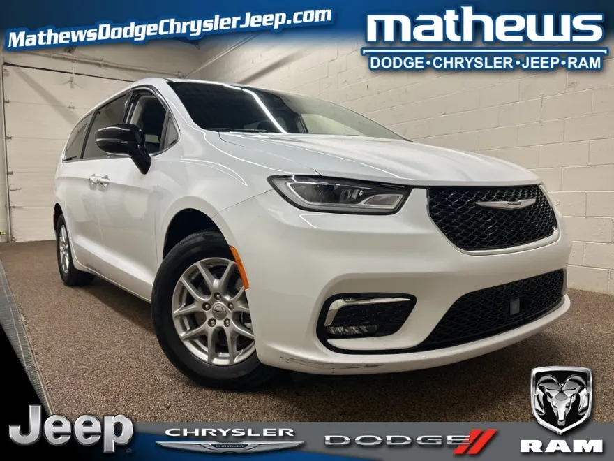 2024 Chrysler Pacifica Touring L photo 1