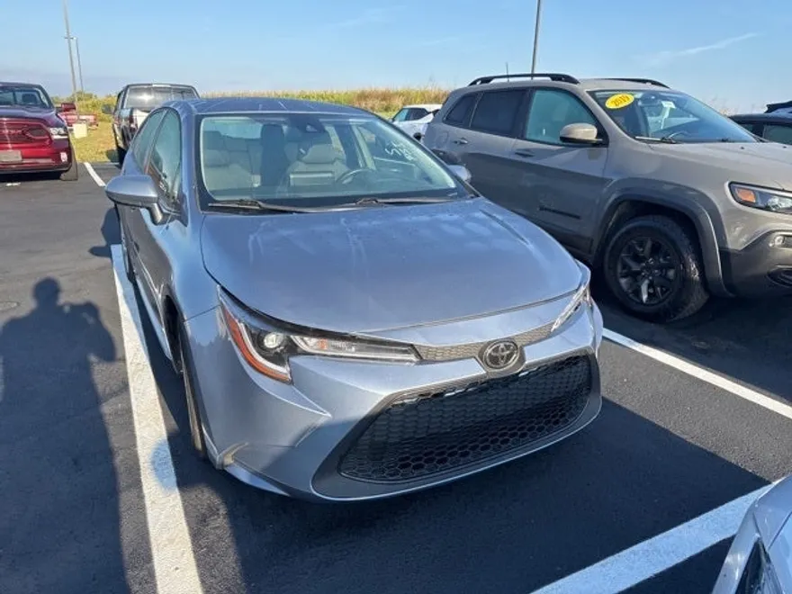 2022 Toyota Corolla LE photo 1