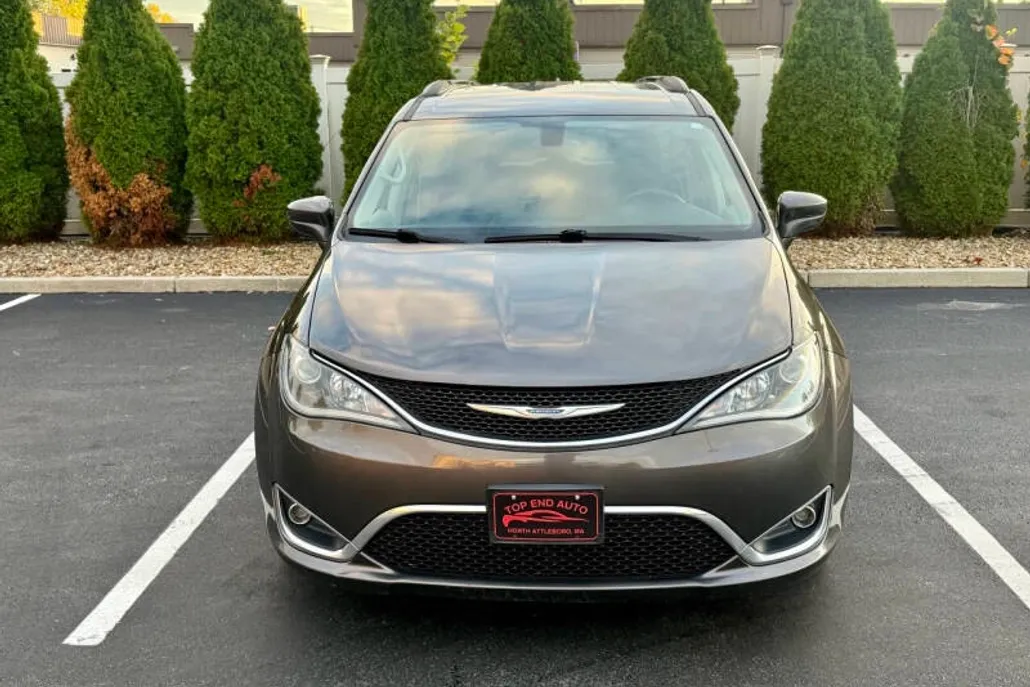 2017 Chrysler Pacifica Touring L photo 1