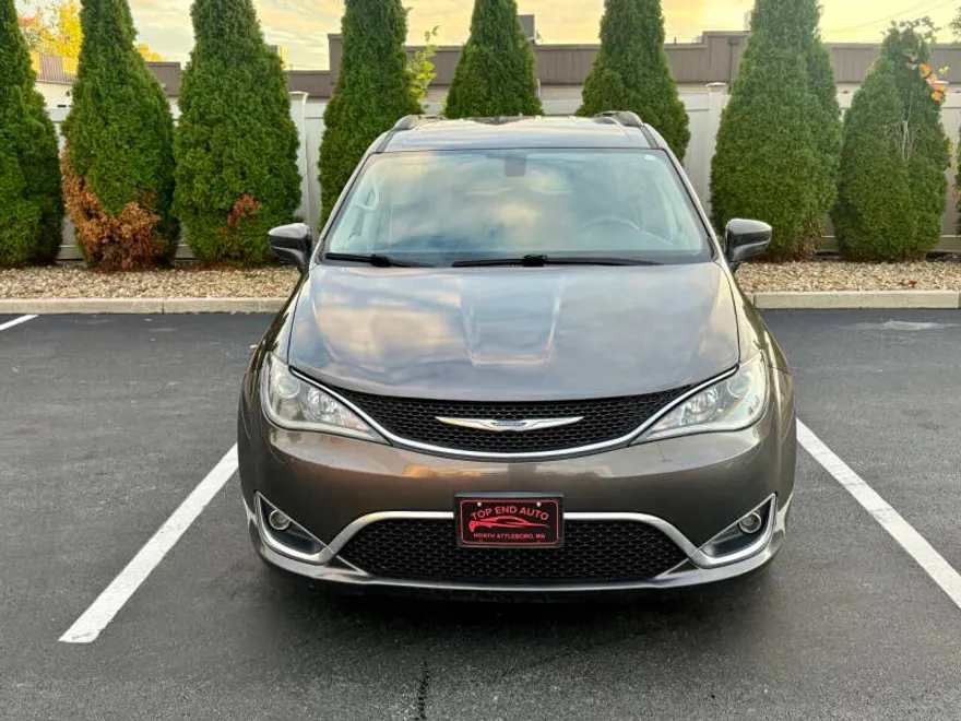 2017 Chrysler Pacifica Touring L photo 1