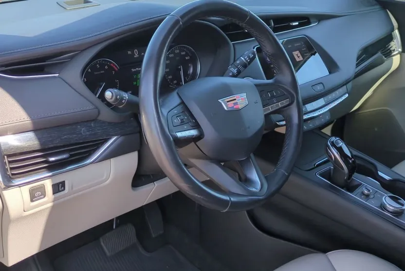 2022 Cadillac XT4 Premium Luxury photo 1
