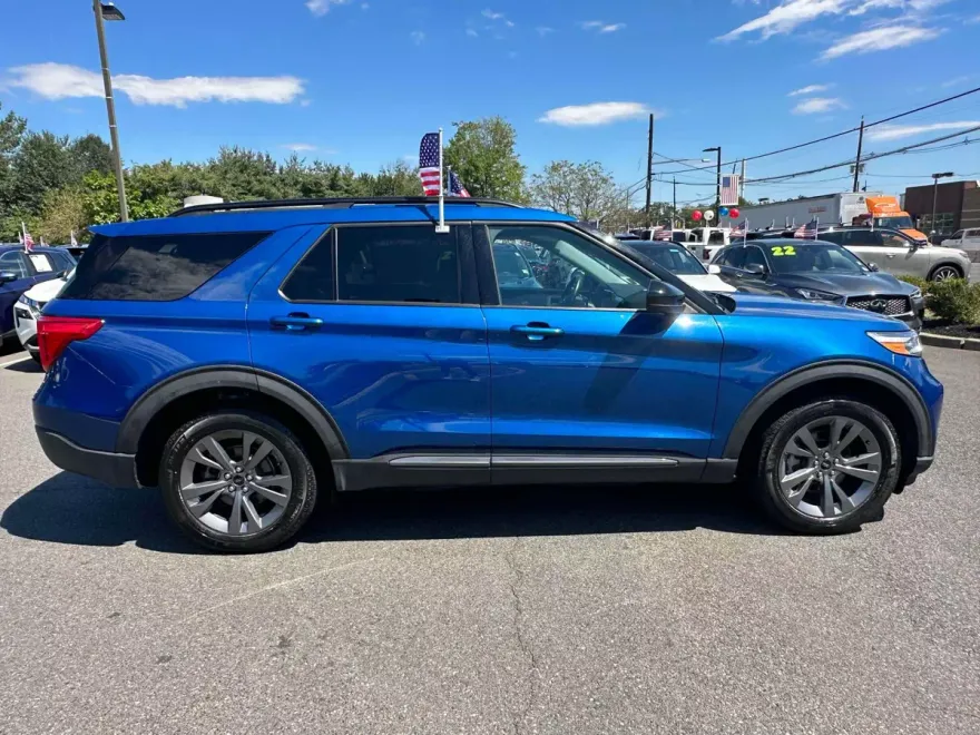 2022 Ford Explorer XLT photo 1