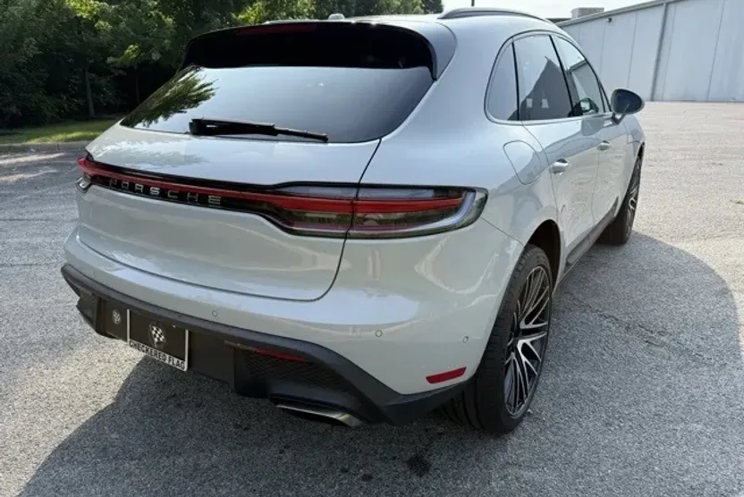 2024 Porsche Macan Base photo 1