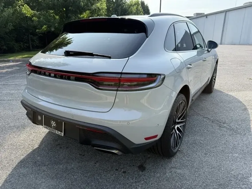 2024 Porsche Macan Base photo 1