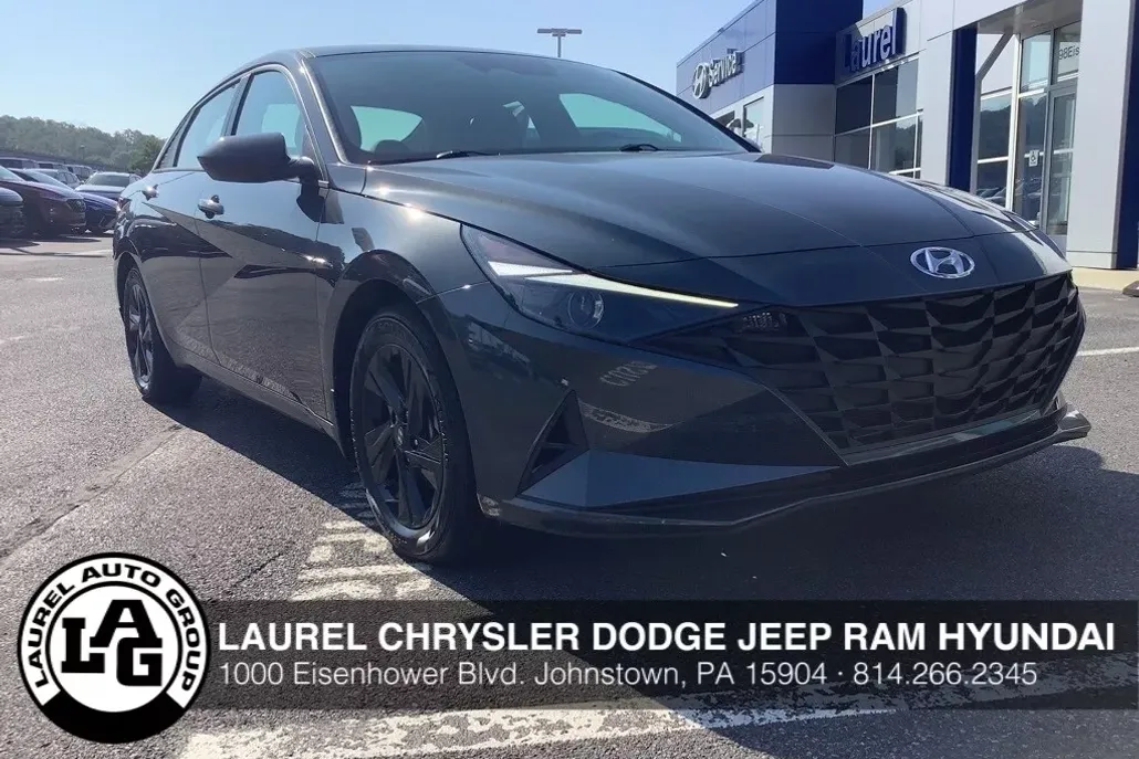 2023 Hyundai Elantra SEL photo 1