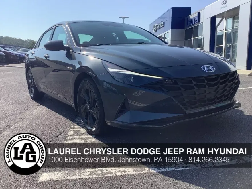 2023 Hyundai Elantra SEL photo 1