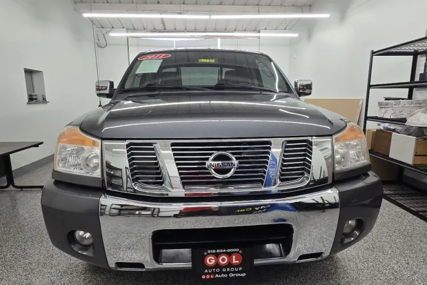 2011 Nissan Titan SV Crew Cab photo 1