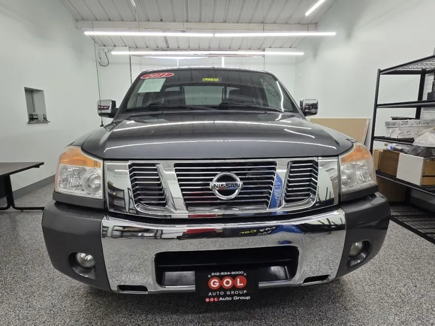 2011 Nissan Titan SV Crew Cab photo 1