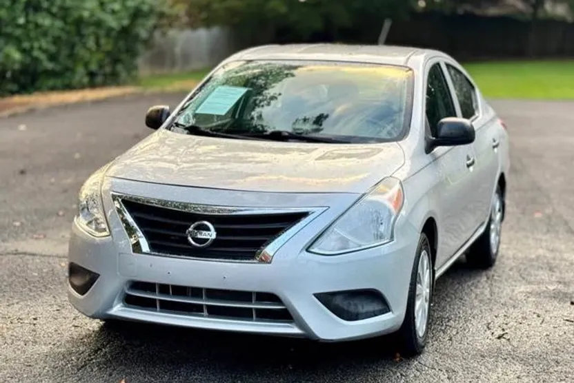 2015 Nissan Versa S photo 1