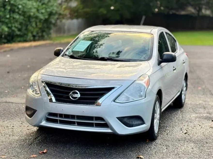 2015 Nissan Versa S photo 1