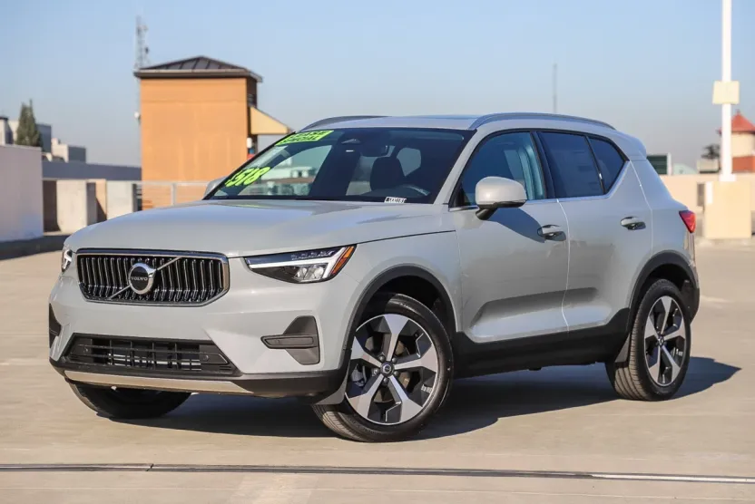 2025 Volvo XC40 Core photo 1