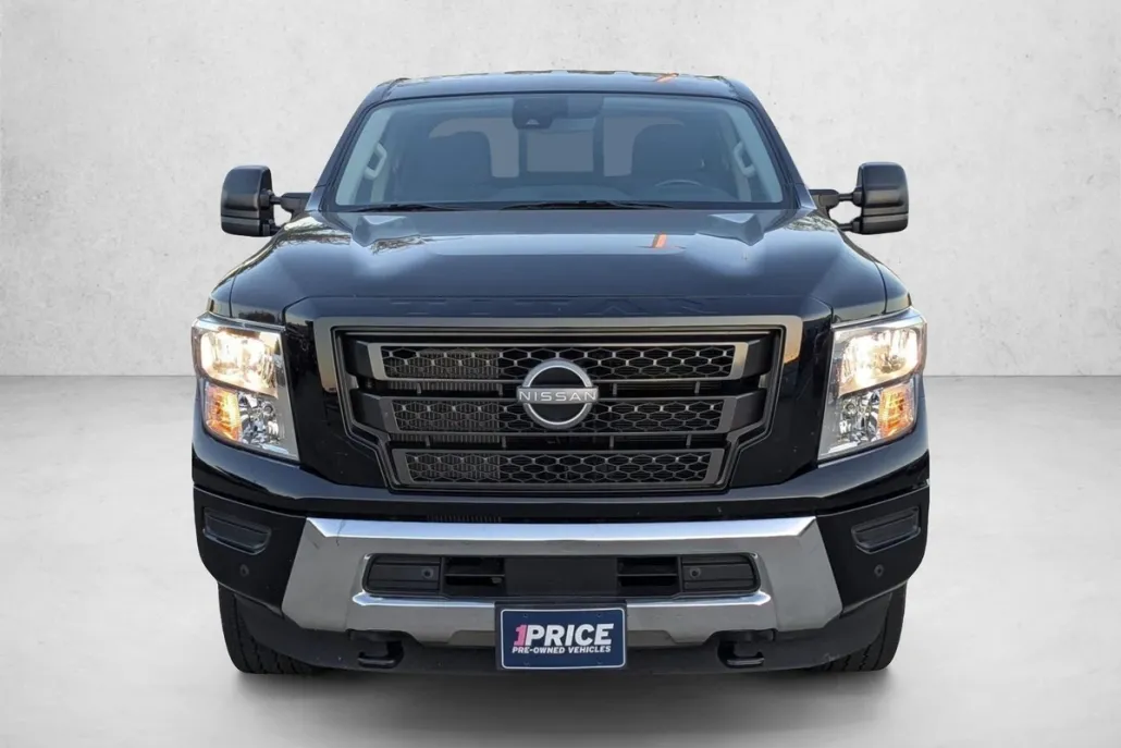 2023 Nissan Titan SV Crew Cab photo 1
