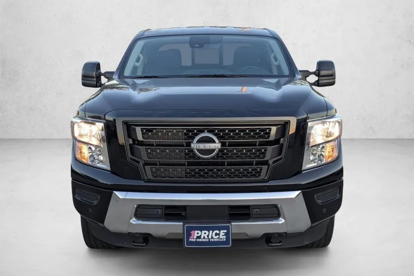 2023 Nissan Titan SV Crew Cab photo 1