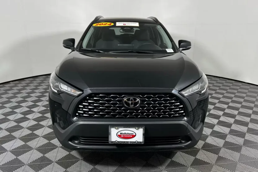 2024 Toyota Corolla Cross LE photo 1