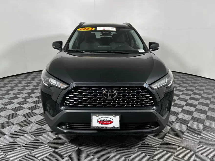 2024 Toyota Corolla Cross LE photo 1