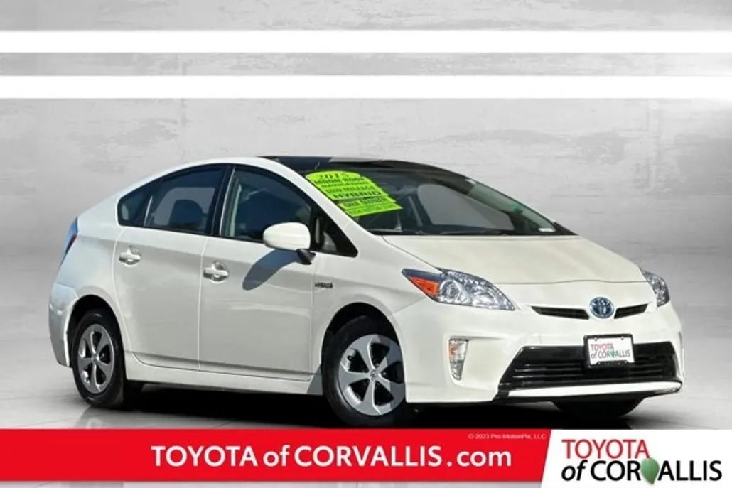 2015 Toyota Prius Three photo 1