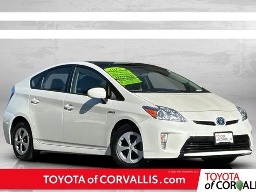 2015 Toyota Prius Three photo 1