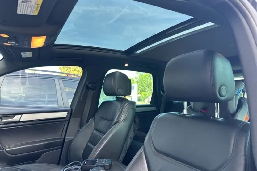 2014 Volkswagen Touareg V6 TDI photo 1
