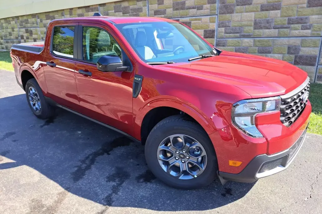 2025 Ford Maverick XLT photo 1