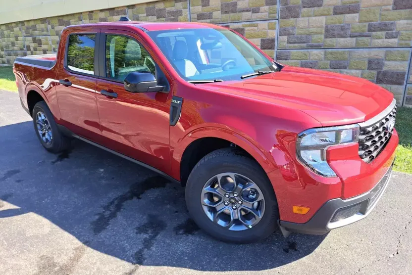2025 Ford Maverick XLT photo 1
