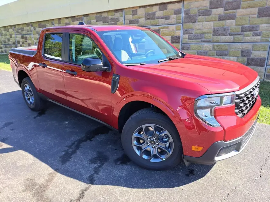 2025 Ford Maverick XLT photo 1