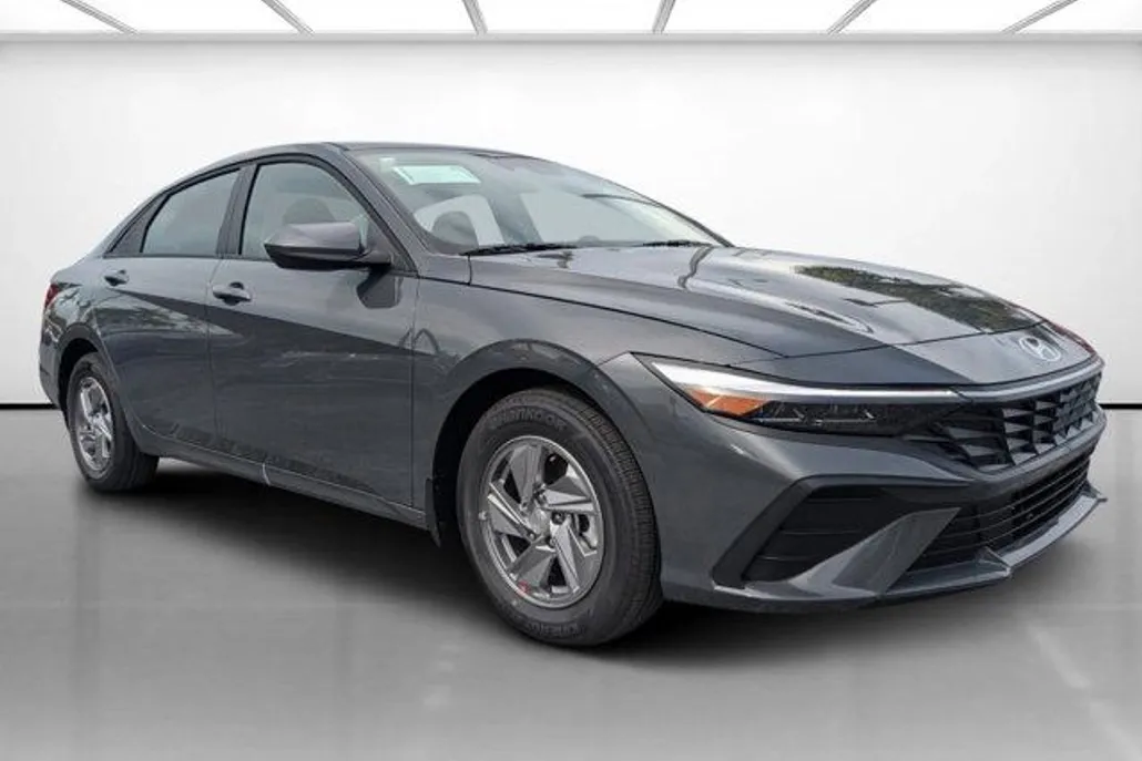 2025 Hyundai Elantra SE photo 1