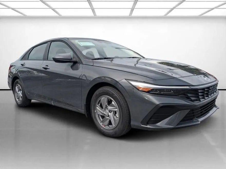 2025 Hyundai Elantra SE photo 1