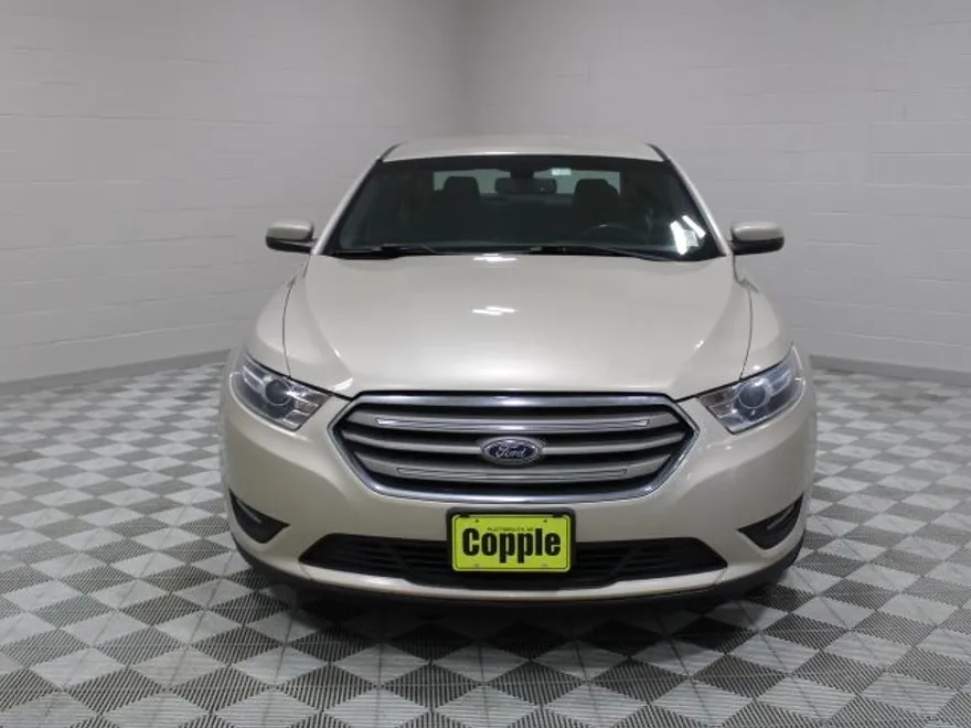 2017 Ford Taurus SEL photo 1