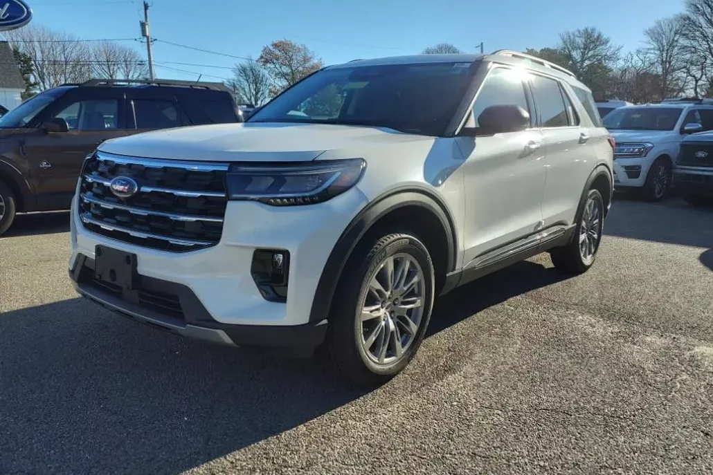 2025 Ford Explorer photo 1