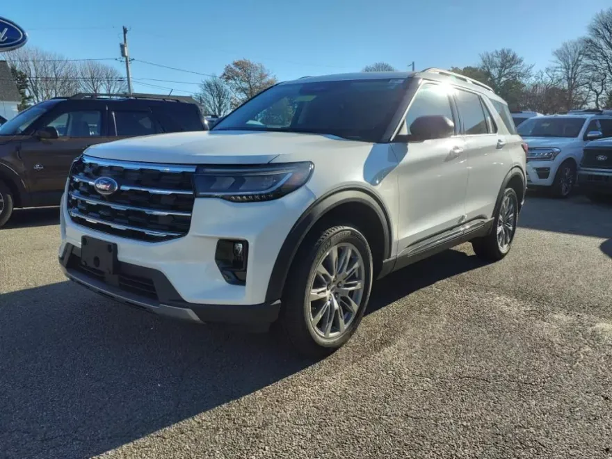 2025 Ford Explorer photo 1