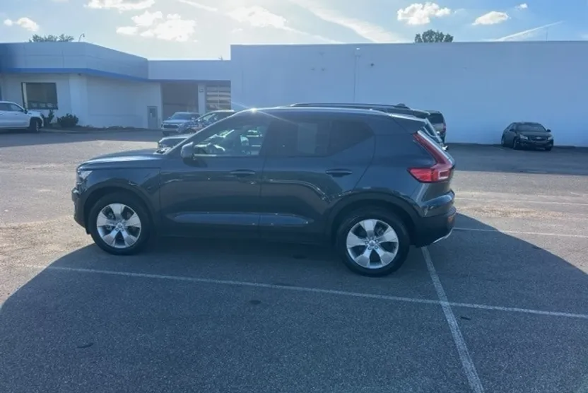 2022 Volvo XC40 Momentum photo 1