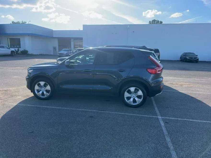 2022 Volvo XC40 Momentum photo 1
