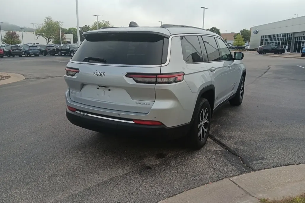 2024 Jeep Grand Cherokee Limited photo 1