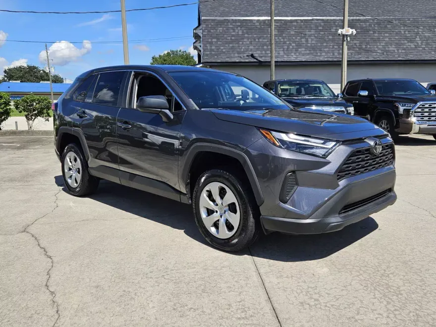 2023 Toyota RAV4 LE photo 1