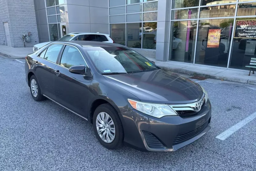 2012 Toyota Camry LE photo 1