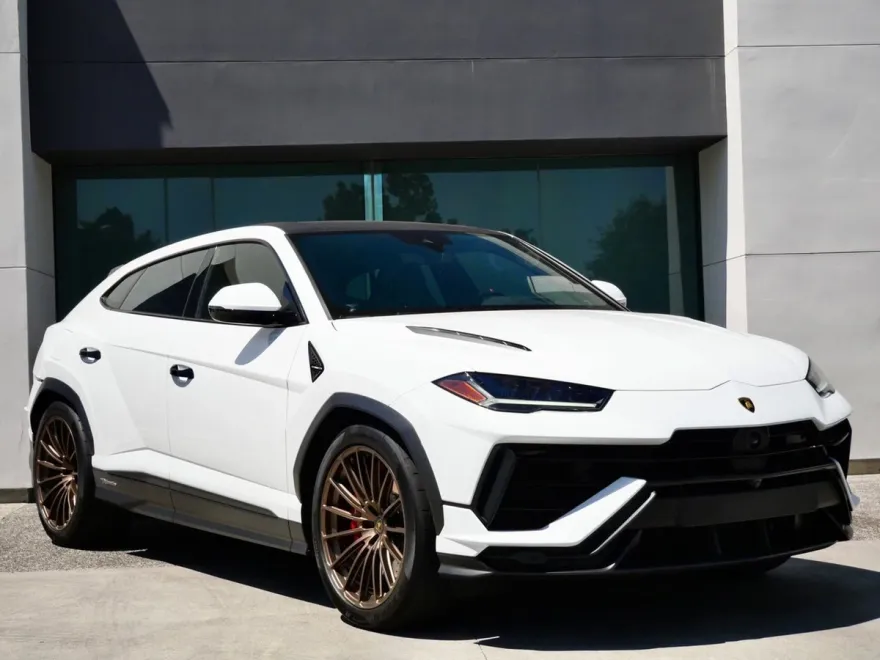 2023 Lamborghini Urus Performante photo 1