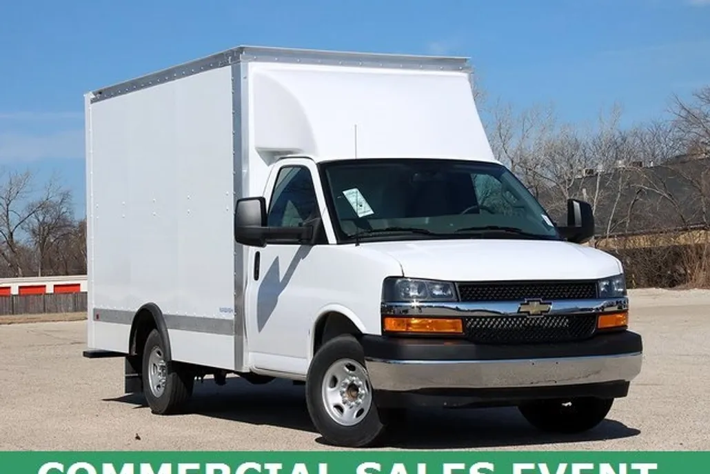 2025 Chevrolet Express Cutaway 3500 photo 1