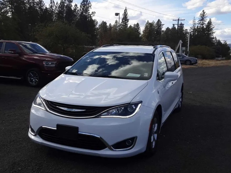 2018 Chrysler Pacifica Hybrid Touring L photo 1